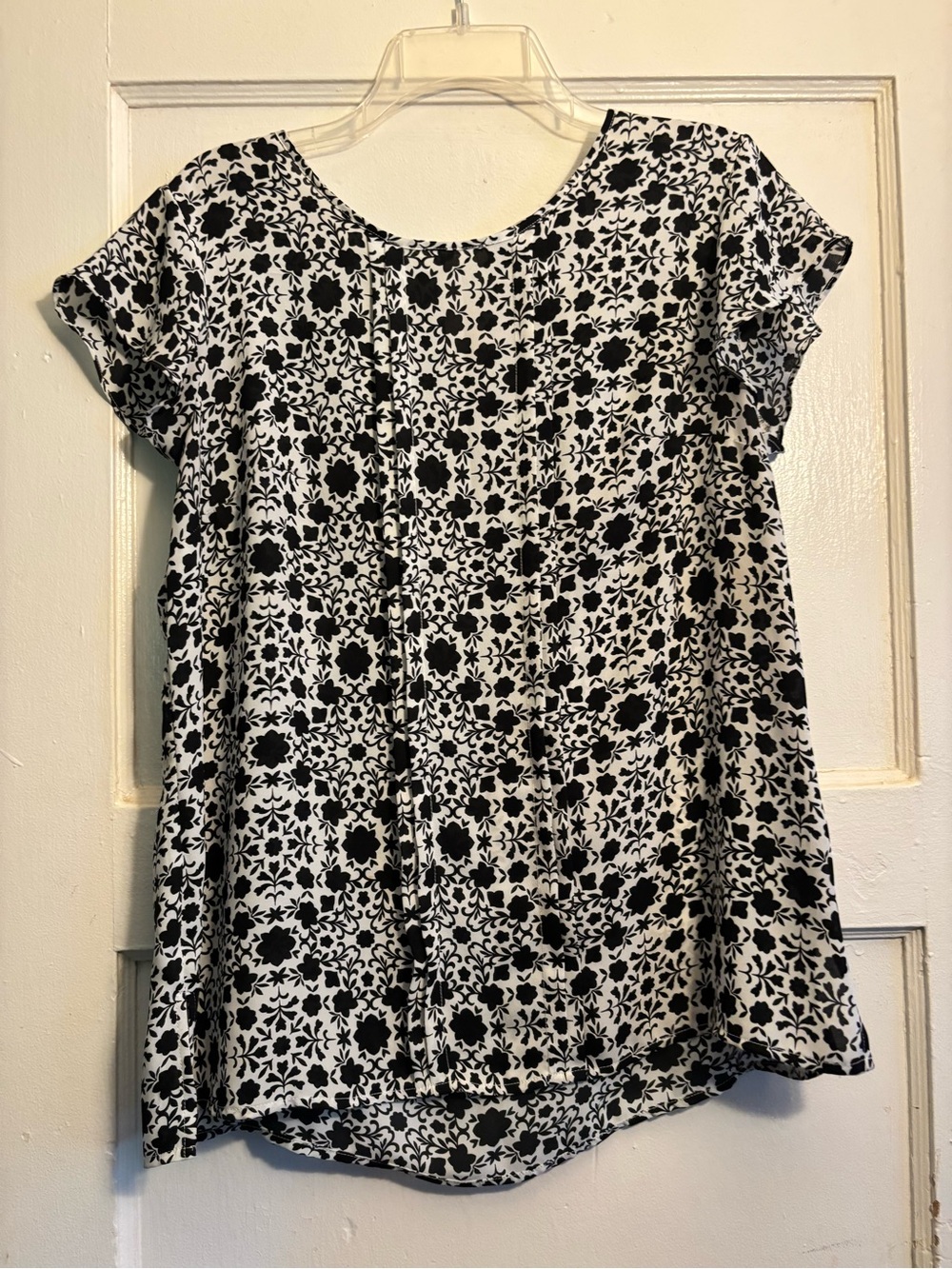 Liz Claiborne Black and White Floral Short Sleeve Blouse